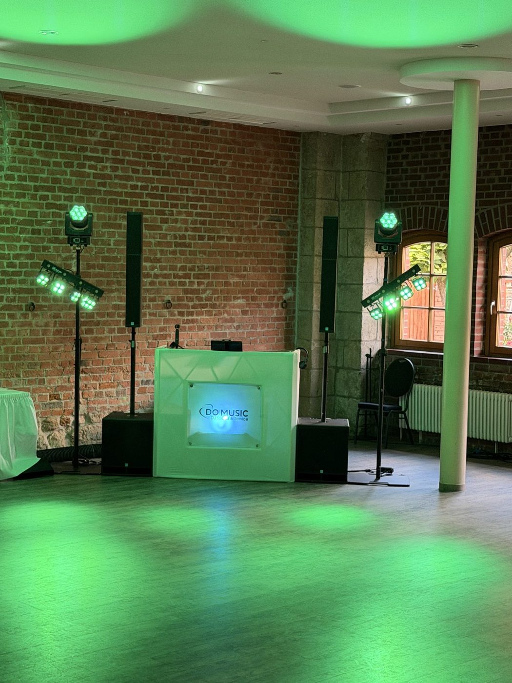 DO MUSIC Pult mit grünem Licht vor Backsteinwand