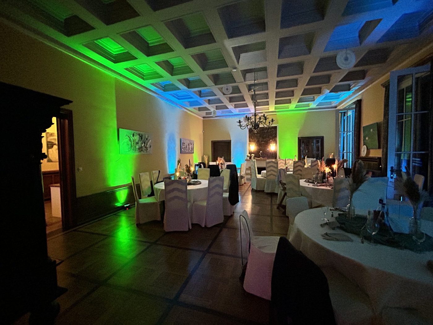 Saal der Villa Wolff mit Kassettendecke und farbigem Licht