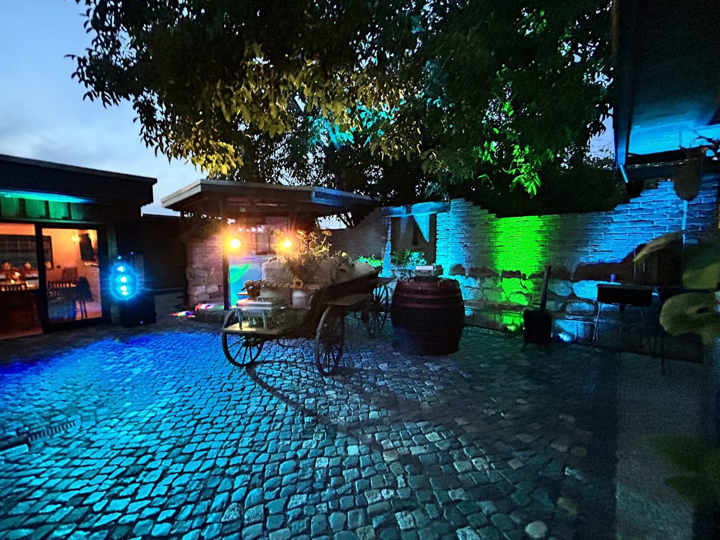 Innenhof am Abend mit blauem und grünem Licht