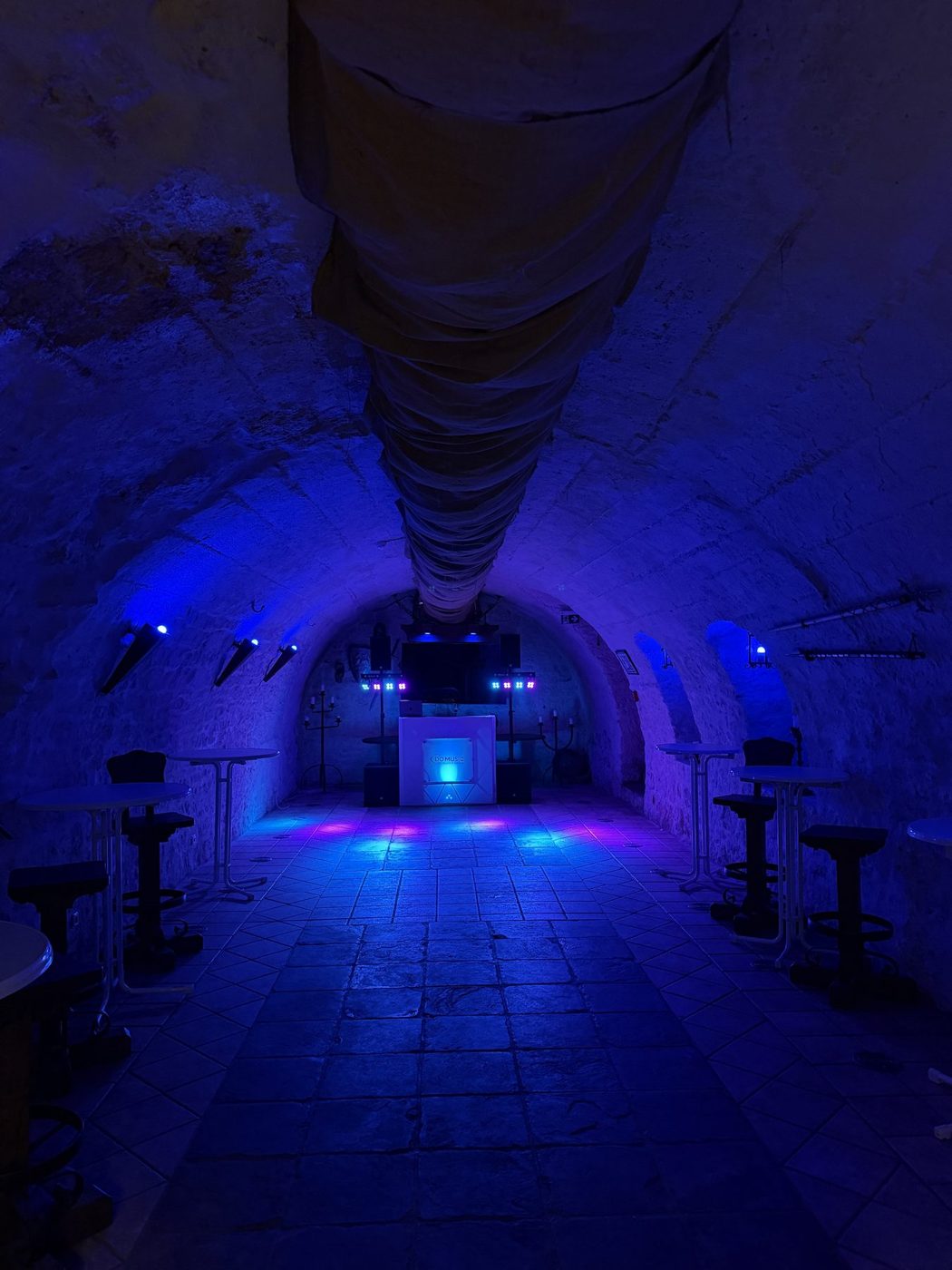 Gewölbe im Wasserschloss Westerburg mit blauem Licht