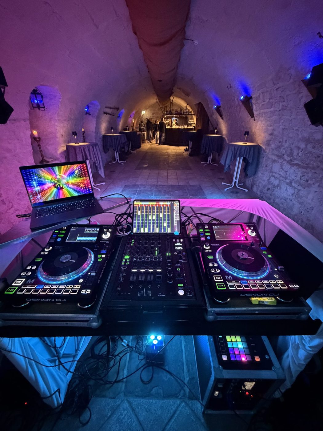 DJ-Pult mit Laptop im Gewölbe des Wasserschlosses Westerburg