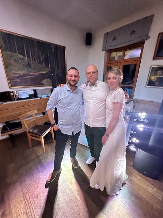 Nach der Feier: DJ Marco Hilse mit Brautpaar und Gast in der Location