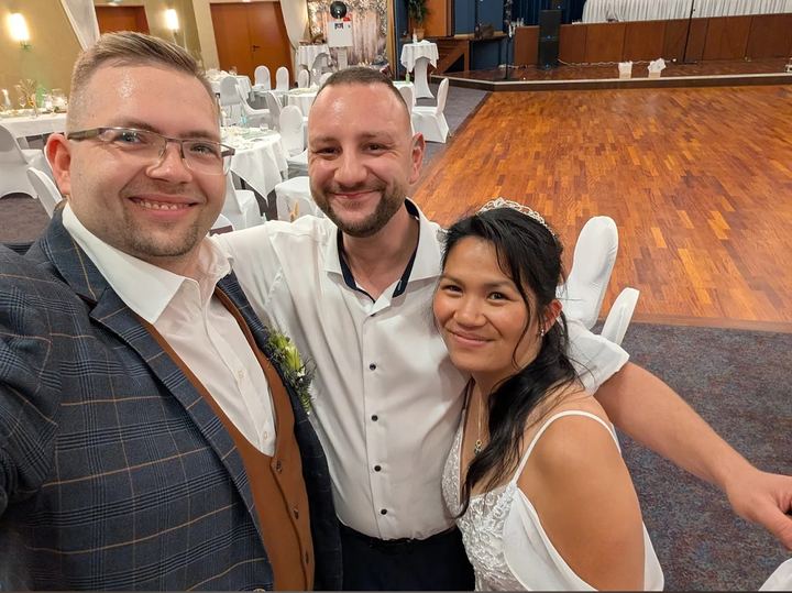 Selfie von DJ Marco Hilse mit Brautpaar bei der Hochzeitsfeier