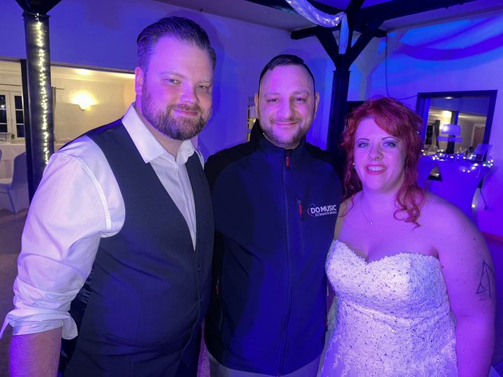 DJ Marco Hilse und das Brautpaar in violettem Licht