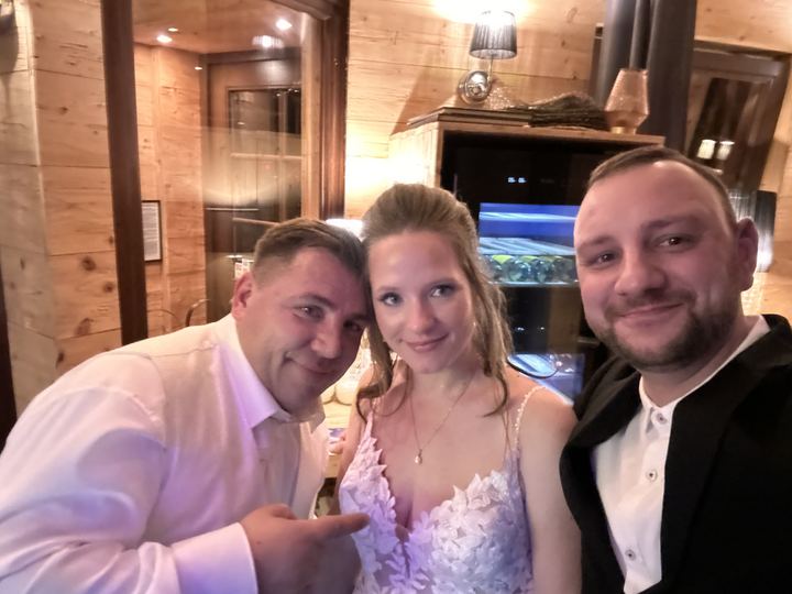 Gemeinsames Selfie von Brautpaar und DJ Marco Hilse