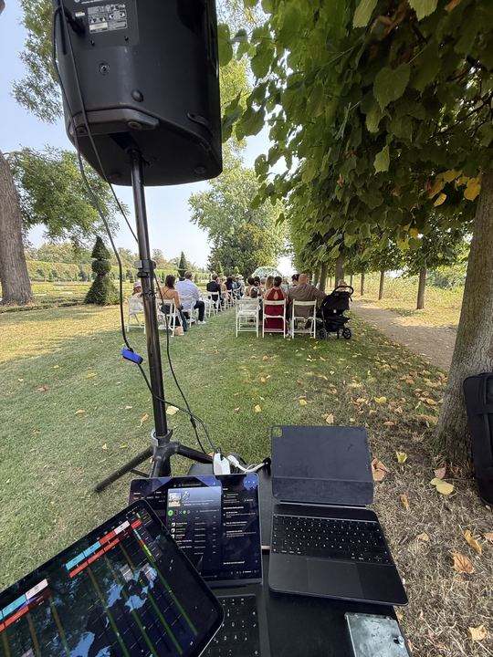 Lautsprecher und Laptop für den Ton bei einer freien Trauung im Park