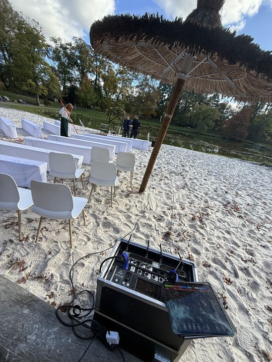 Freie Trauung auf Sand am Wasser, Technik im Vordergrund