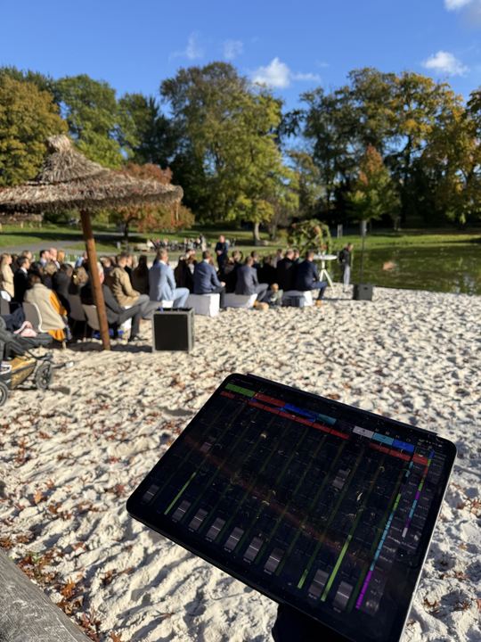 Tablet als Mischpult bei einer freien Trauung am Wasser