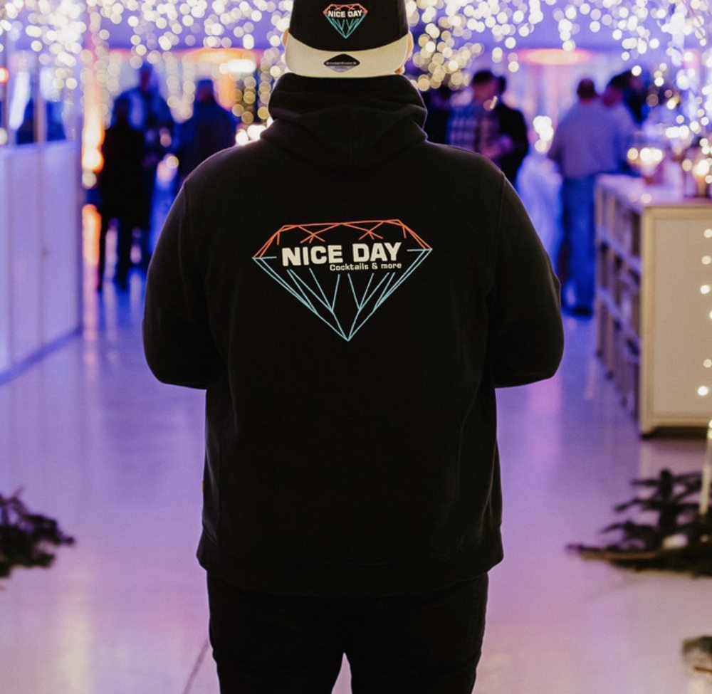 Barkeeper von Nice Day im Hoodie mit Logo auf einer Hochzeit