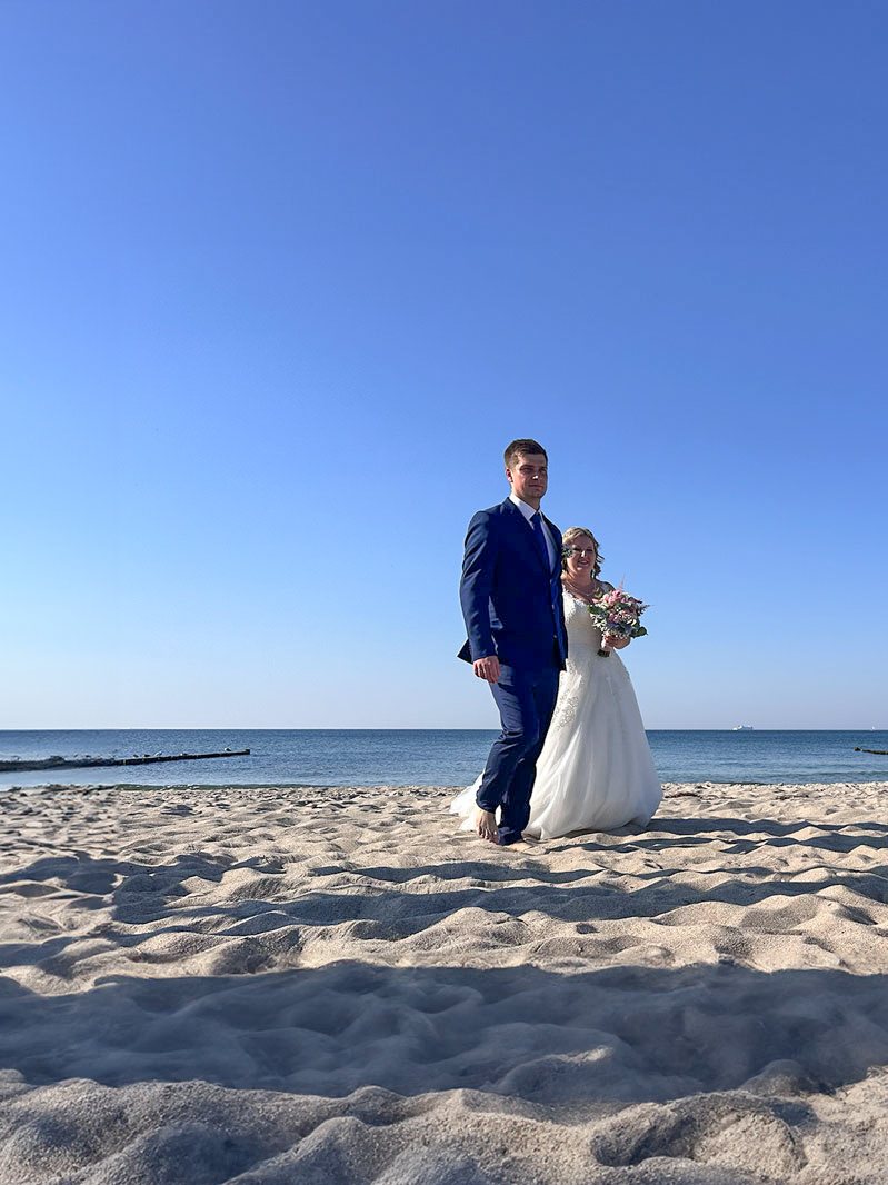 Brautpaar am Strand, fotografiert von Remo Friedrich