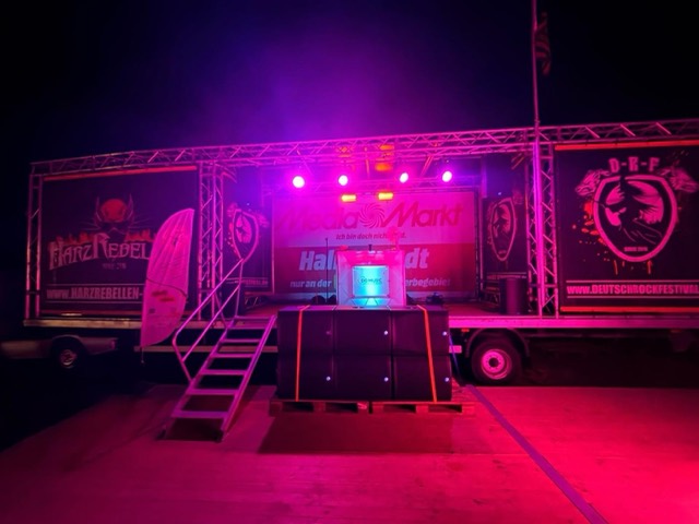 Öffentliches Event mit Bühne und Neonlicht