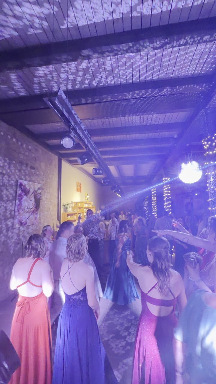 Feiernde Gäste in Abendkleidern auf der Tanzfläche im Rosencafé Kloster Brunshausen